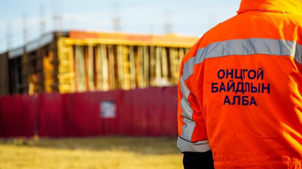 Хадан хясаанаас үсрэх гэж байсан иргэнийг буулгаж амийг нь аварчээ
