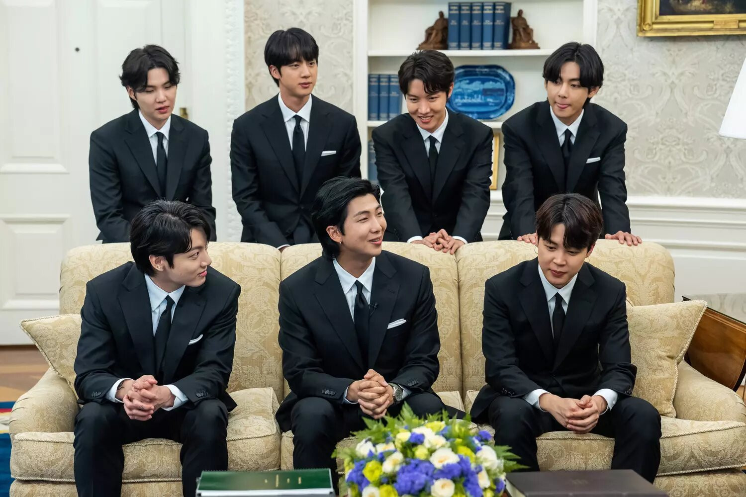 BTS хамтлагийн гишүүд HYBE агентлагтай гэрээгээ сунгажээ