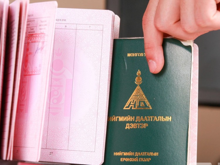 Нас барсан хүний нэрээр найман жил халамжийн мөнгө авчээ