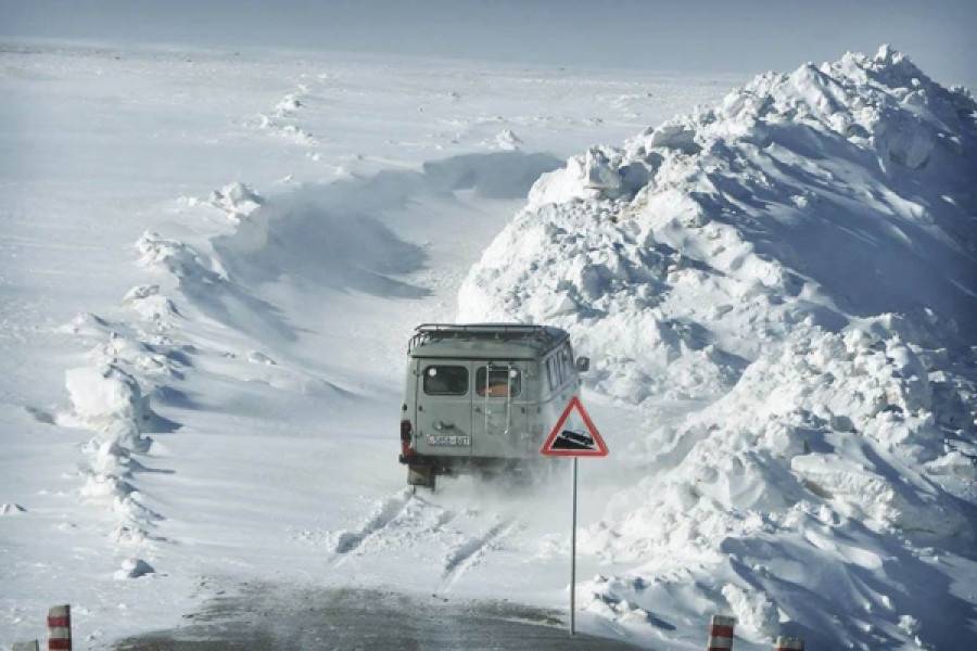 Дуудлагаар авч явсан эмчтэйгээ ам зөрснөөс болж сумын удирдлагууд хээр хаяад явжээ