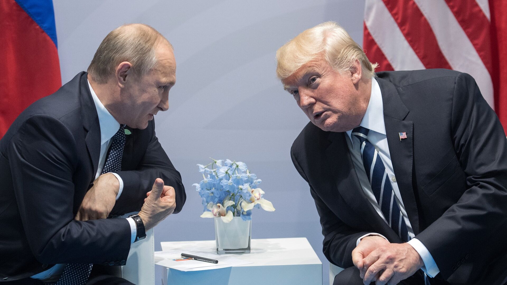 Д.Трамп В. Путинтэй утсаар 30 минут ярьж дуусаад цахим хуудастаа ''Орос, Украины ард иргэдийг бурхан ивээг'' гэжээ