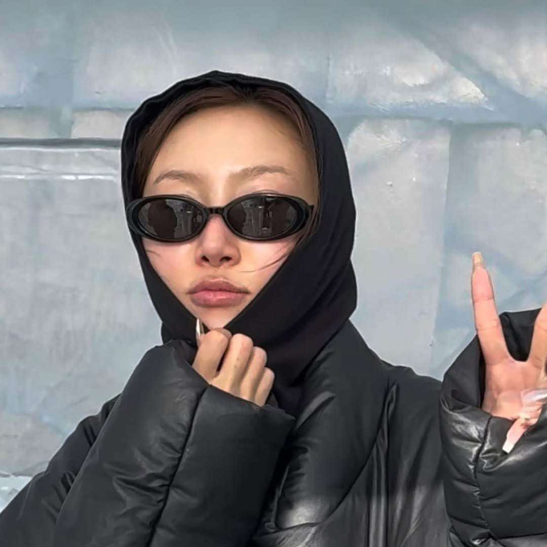 БНСУ-ын алдарт дуучин ''Hwasa'' Сүхбаатарын талбайн мөсөн гулгуур дээр гулгажээ