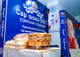 Сар шинээр хоёр өдөр амарч, Баасан гаригт ажиллаж, хагас, бүтэн сайнд амран, даваа гаригт ажил орно