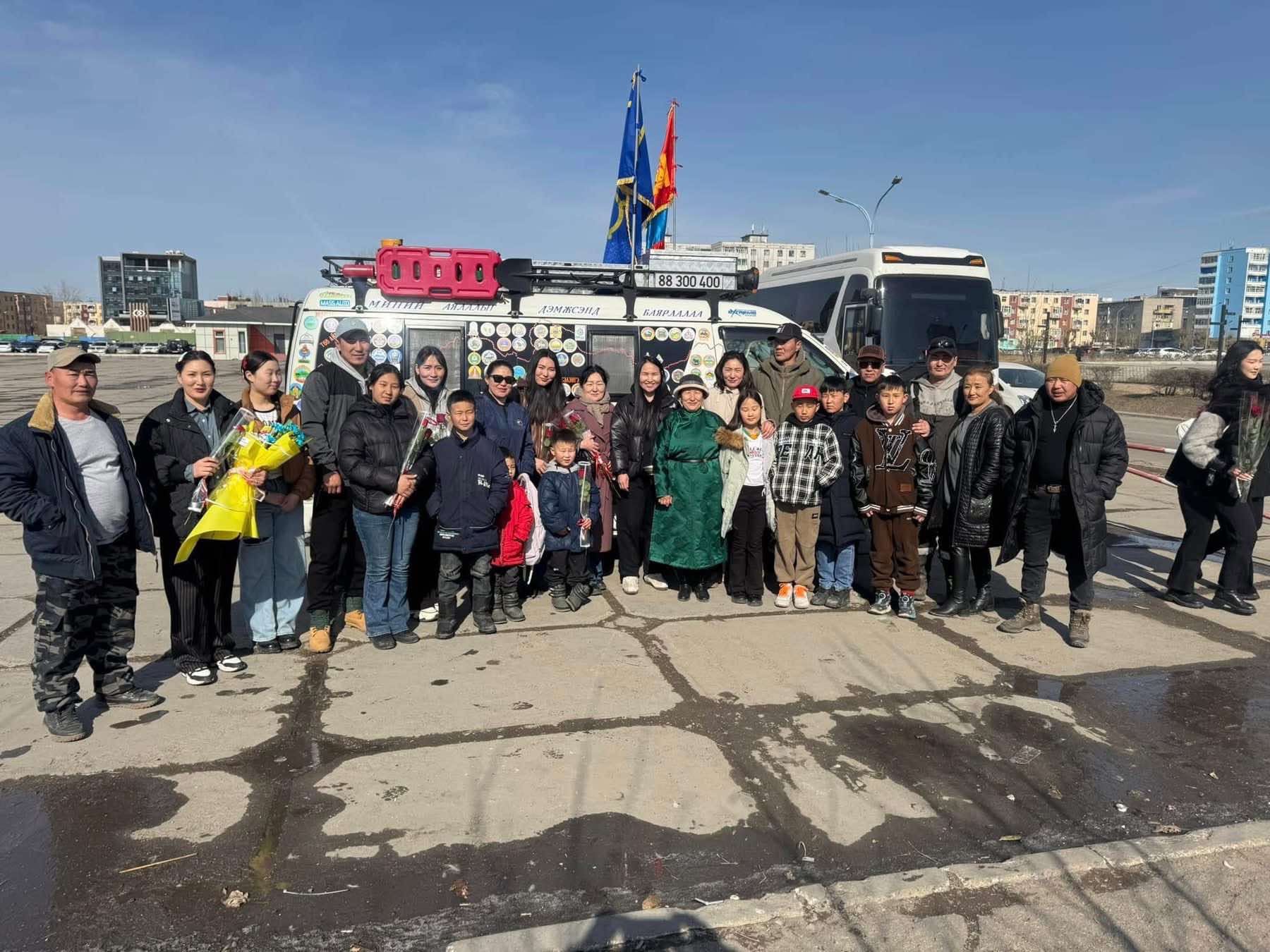 Монголын 330 сумаар аялахаар  залуу гэр бүл замдаа гарлаа