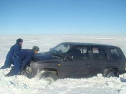 “Приус-41” загварын автомашин цасанд суусан байсныг татан гаргажээ
