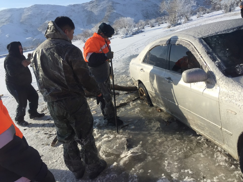 Автомашин нуурын мөсөнд цөмөрч орсныг цаг алдалгүй гаргажээ