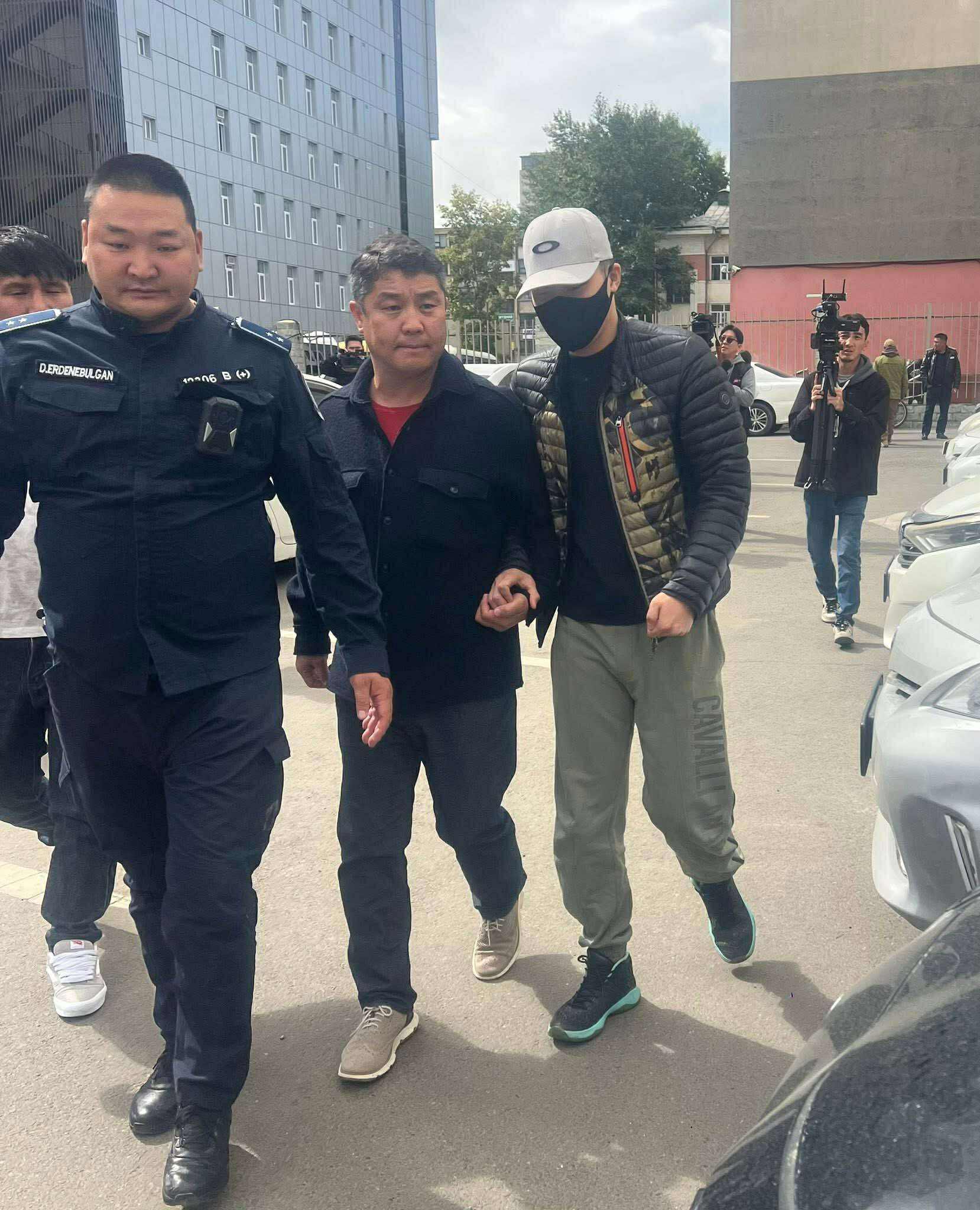 Б.Амарсайхан, Ц.Санжаачойпэл нарт зодуулсан С-д яллагдагчаар татагдаж, шүүх танхим руу орлоо