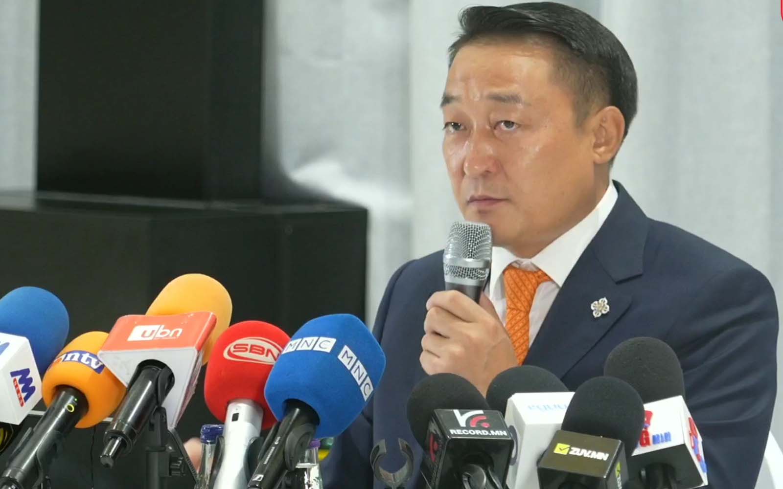 Д.Амарбаясгалан яллагдагчаар татах тогтоолтойгоо танилцаж, ГАРЫН ҮСЭГ зуржээ